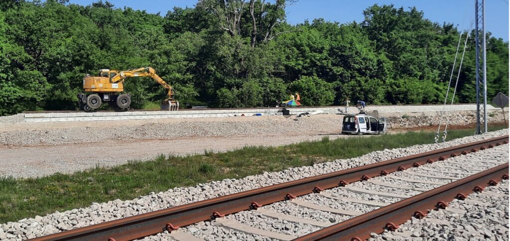 60 m of railway track with the excavator used for monitoring