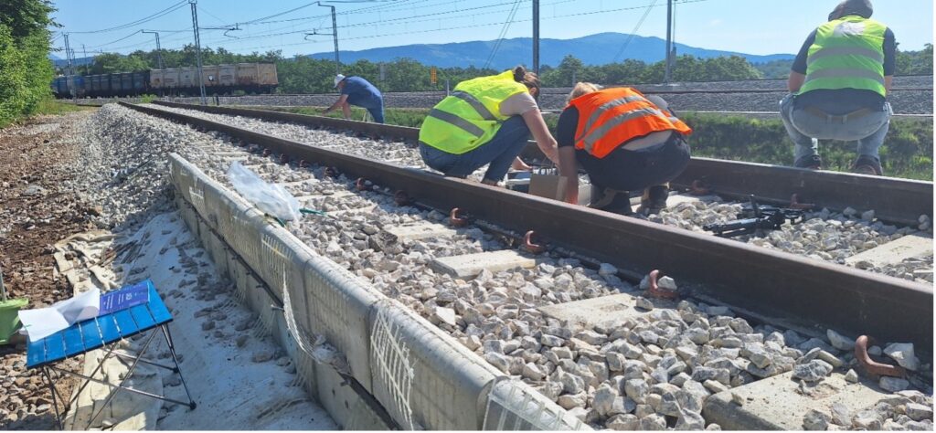 Installation of the monitoring equipment on the new ballast track bed and on the conventional ballast track bed